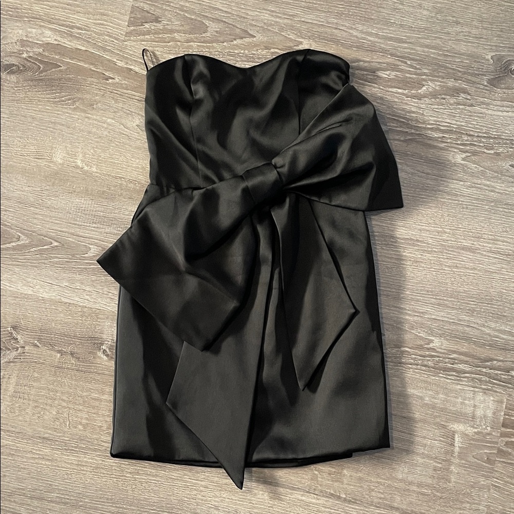 Elegant H&M Black Strapless Dress with Bow